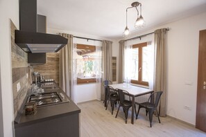 Apartment, 1 Bedroom (Trilocale) | Private kitchen | Full-sized fridge, microwave, oven, stovetop - Appartamenti Casa Santi (Portoferraio)