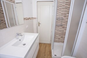 Apartment, 1 Schlafzimmer (Bilocale) | Badezimmer | Dusche, Regendusche, Bidet, Handtücher