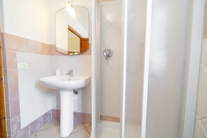 Apartment, 2 Schlafzimmer (Destra) | Dusche im Bad