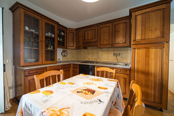 Apartment, 1 Schlafzimmer | Eigene Küche | Großer Kühlschrank, Ofen, Herdplatte, Geschirrspüler