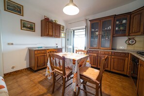 Appartement, 1 chambre | Restauration dans la chambre