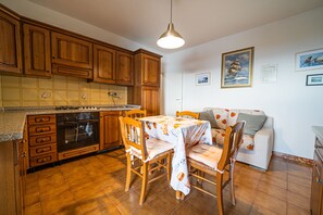 Apartment, 1 Bedroom | Private kitchen | Full-sized fridge, oven, stovetop, dishwasher - Bilocale La Terrazza sul Mare (Campo nell'Elba)