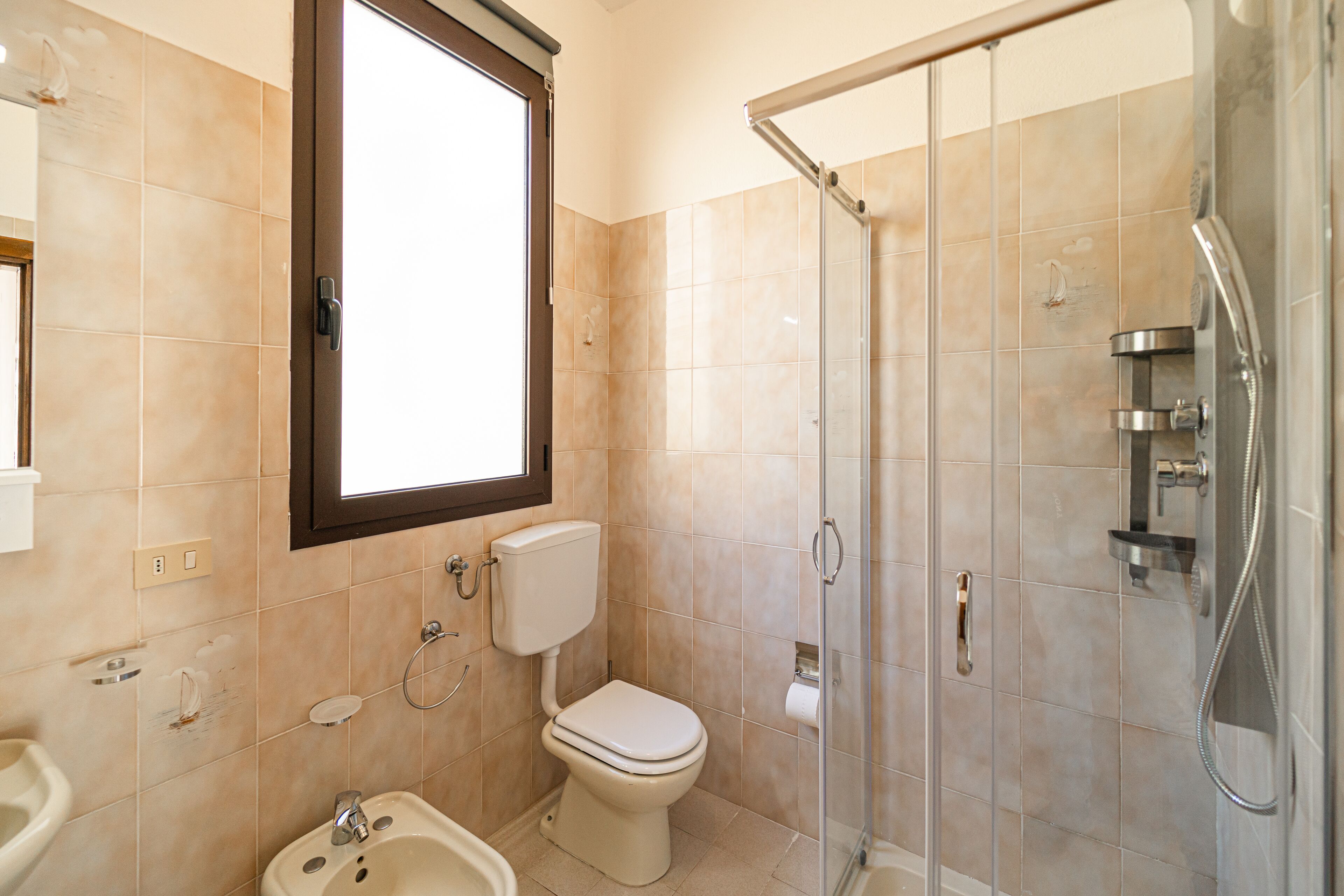Ein Badezimmer mit Toilette, Bidet und Dusche.