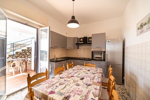 Apartment, 3 Schlafzimmer | Essbereich im Zimmer