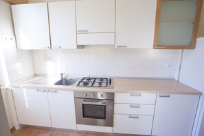 Appartement, 2 chambres | Cuisine privée | Réfrigérateur grande capacité avec congélateur, un four
