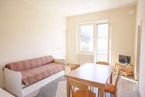 Apartment, 2 Schlafzimmer | Wohnbereich | LCD-Fernseher