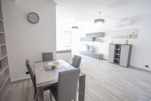 Apartment, 1 Schlafzimmer (Lato Mare) | Essbereich im Zimmer