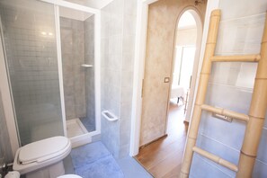 Apartment, 1 Schlafzimmer | Badezimmer | Dusche, Regendusche, Bidet, Handtücher