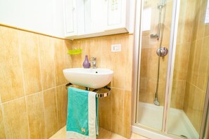 Studio | Badezimmer | Dusche, Regendusche, Bidet, Handtücher