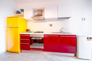 Refrigerador, horno, placa de cocina, utensilios de cocina