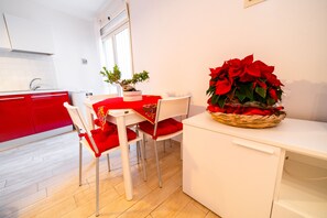 Studio | Essbereich im Zimmer