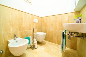 Ducha, cabezal de ducha tipo lluvia, bidet, toallas