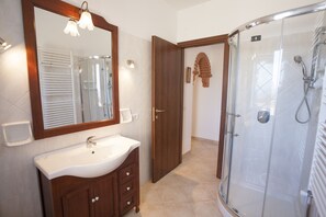 Appartamento, 2 camere da letto (La Gabbianella) | Bagno | Doccia, soffione a pioggia, bidet, asciugamani