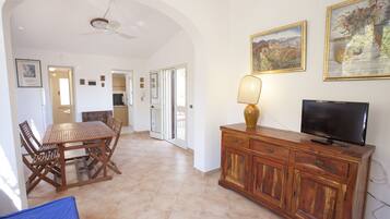 Apartment, 2 Schlafzimmer (Le Sughere) | Wohnbereich | Flachbildfernseher