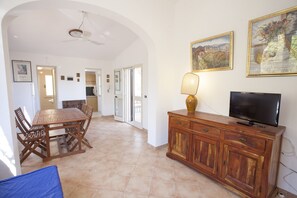 Appartamento, 2 camere da letto (Le Sughere) | Area soggiorno | TV a schermo piatto