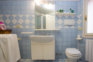 House, 5 Bedrooms | Bathroom