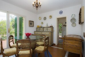 Maison, 5 chambres | Repas dans la chambre