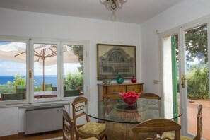 Ferienhaus, 5 Schlafzimmer | Essbereich im Zimmer