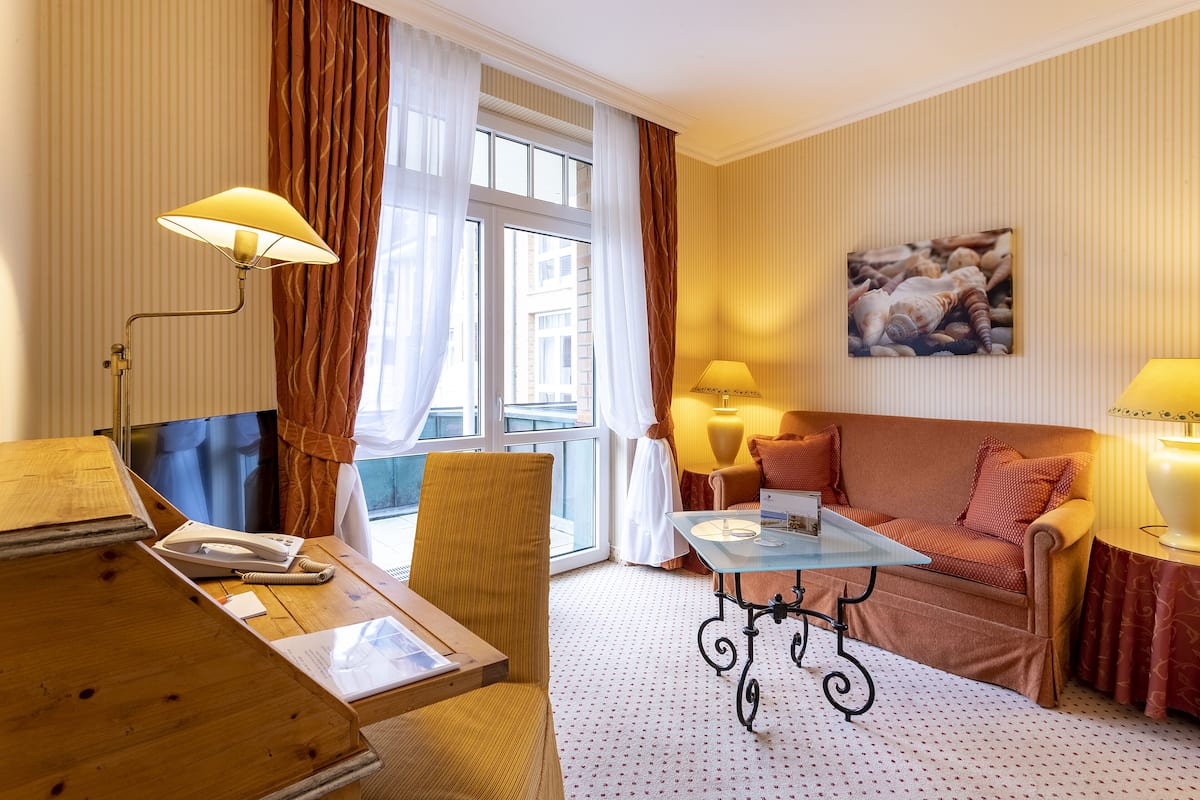 Junior Suite, 1 Queen Bed, City View | Living area | 32-inch flat-screen TV with cable channels, TV