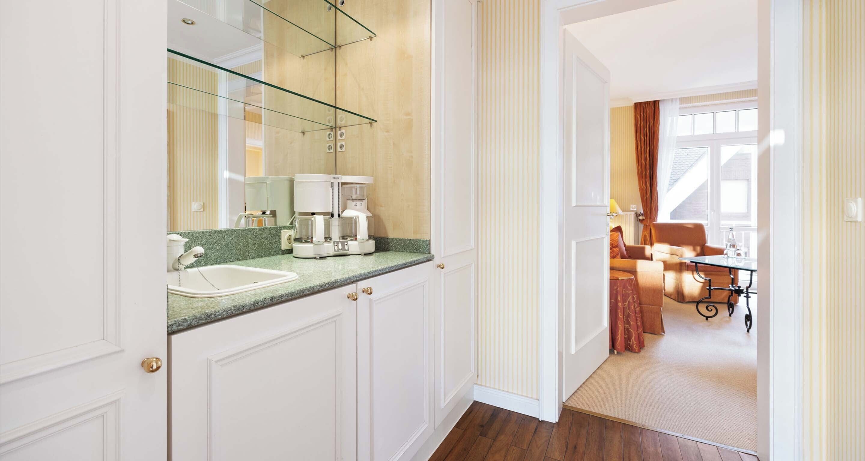 Suite, vistas a la ciudad | Minibar, caja fuerte, escritorio y cortinas opacas