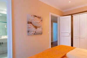 Cofres nos quartos, cortinas blackout, Wi-Fi de cortesia, roupa de cama