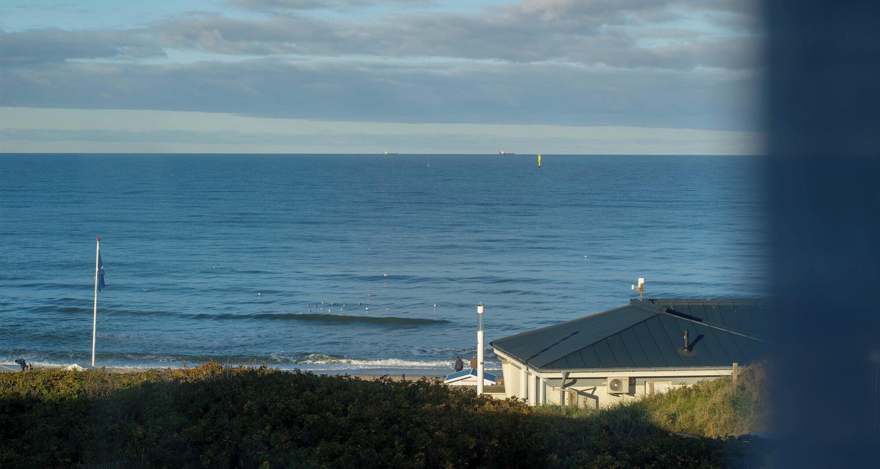 Suite de lujo, vistas al mar | Zona de estar | Televisión de pantalla plana de 32 pulgadas con canales por cable