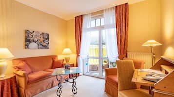 Familie suite, 2 slaapkamers, patio, op de hoek (bedroom window next to entrance) | Een kluis op de kamer, verduisterende gordijnen, gratis wifi, beddengoed