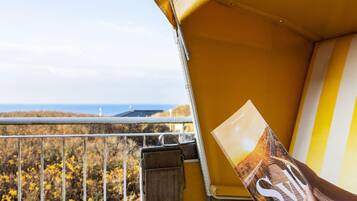 Un véhicule jaune offrant une vue sur un paysage côtier.