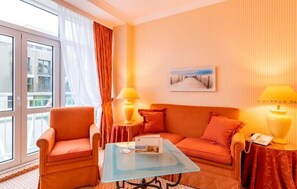 In-room safe, blackout curtains, free WiFi, bed sheets - Strandhotel Sylt (Sylt)