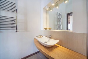 Douche, sèche-cheveux, bidet, serviettes fournies