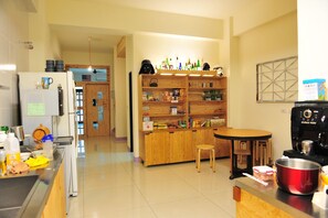 Shared fridge, microwave, coffee/tea maker - Taitung Ohana Sky Hostel (Taitung)
