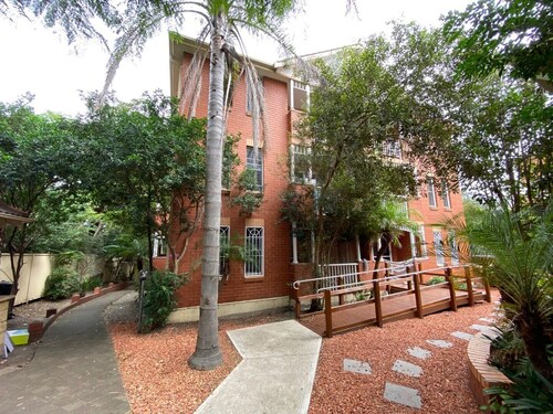 Convenient Family Home ,2 minutes walk to Station and Westfield