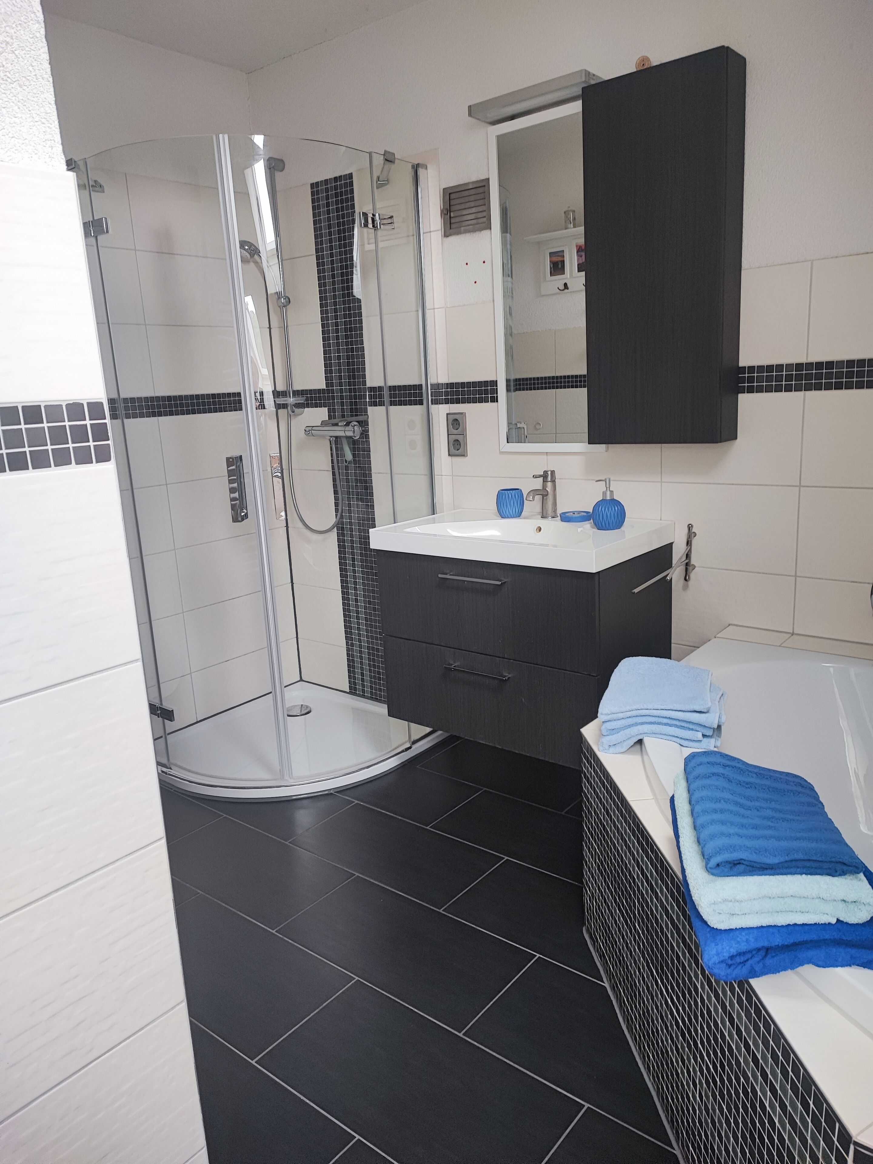 Badewanne, Haartrockner, Handtücher, Seife