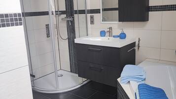 Badewanne, Haartrockner, Handtücher, Seife