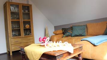 TV connectée, cheminée, lecteur de DVD, table de tennis de table