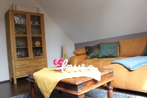 TV connectée, cheminée, lecteur de DVD, table de tennis de table