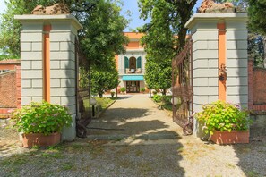 Property - Villa / Independent home in Pistoia with 6 bedrooms sleeps 14 (Pistoia)