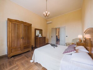 A bedroom with a large bed, a wooden wardrobe, a dresser, a mirror, and a chandelier. - Villa / Independent home in Pistoia with 6 bedrooms sleeps 14 (Pistoia)