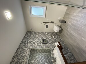Habitación Deluxe | Baño | Regadera, amenidades de baño gratuitas, toallas 