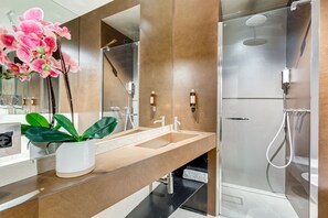 Appartement, 1 chambre | Salle de bain | Douche, douche à « effet pluie », sÚche-cheveux, bidet