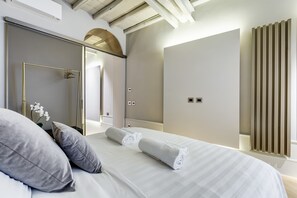 Deluxe Apartment, 2 Bedrooms | 2 bedrooms, iron/ironing board, free WiFi, bed sheets - Charming and elegant apartment in Piazza di Spagna (Rome)