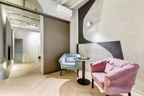 Deluxe-Apartment, 2 Schlafzimmer | Wohnbereich | Flachbildfernseher