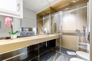 Appartement Deluxe, 2 chambres | Salle de bain | Douche, douche à « effet pluie », sèche-cheveux, bidet