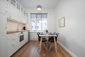 Microondas, horno, lavavajillas y cafetera o tetera