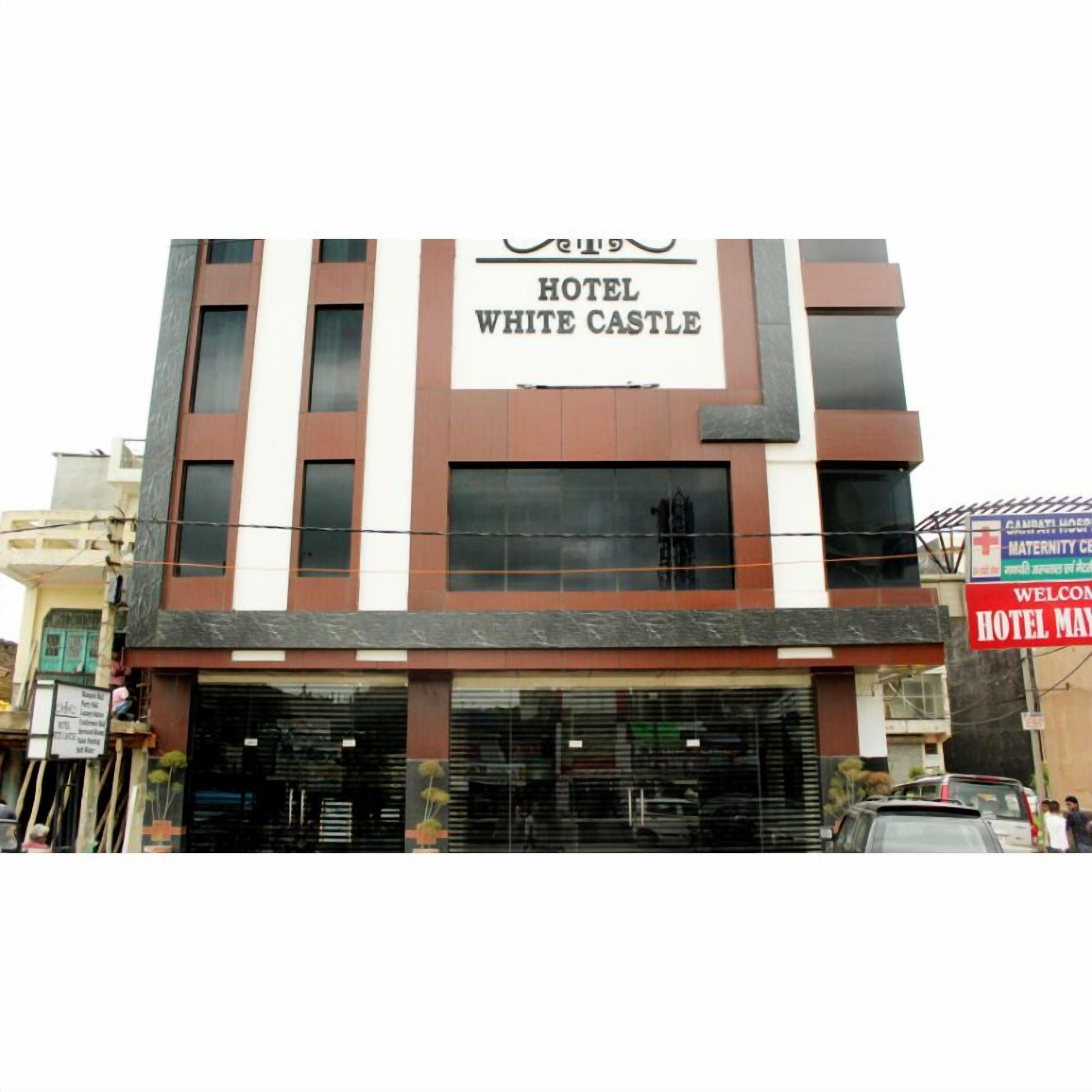 Un edificio de varios pisos con un letrero que dice 'HOTEL WHITE CASTLE'.