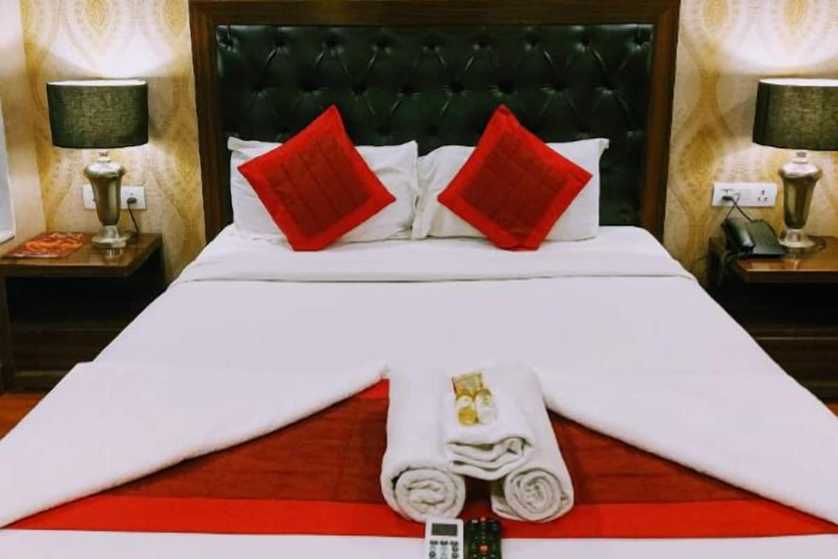 Business Room, 1 Bedroom, Non Smoking, City View | In-room safe, individually decorated, individually furnished, desk
