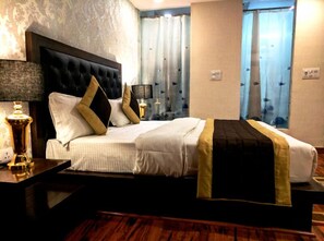 Royal Room, 1 Bedroom, Non Smoking, City View | In-room safe, individually decorated, individually furnished, desk