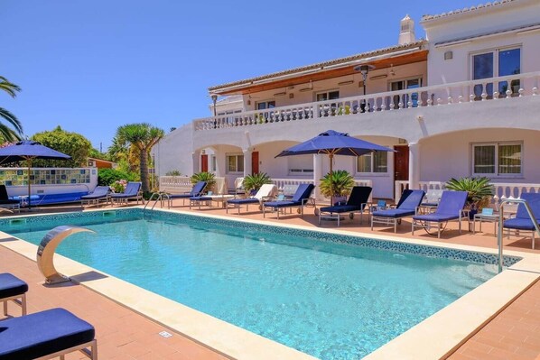 Piscine extérieure, piscine chauffée