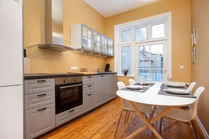 Fridge, oven, stovetop, dishwasher