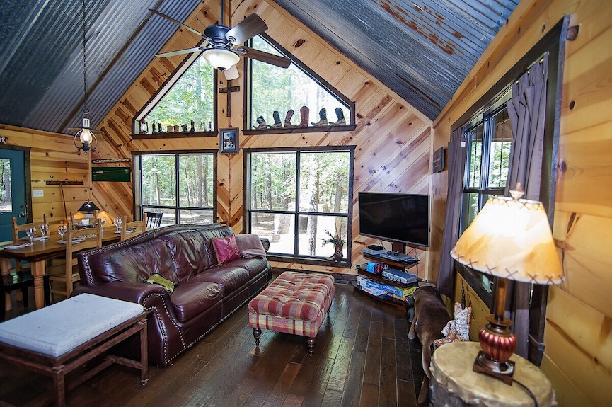 Crazy Horse Is A Charming Hochatown Cabin With All The Amenities. - Broken Bow, OK